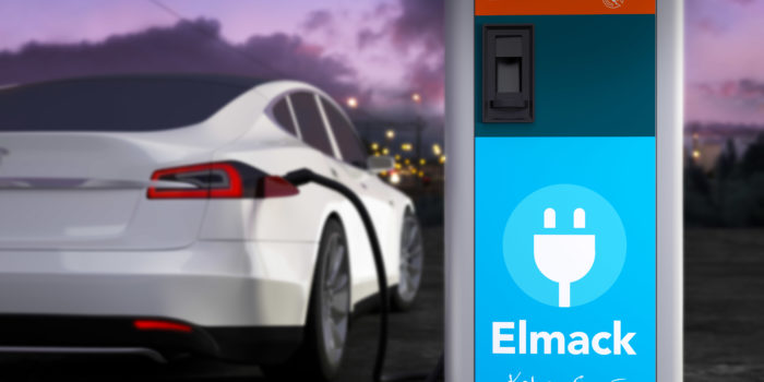 Elbil som laddas på elmack