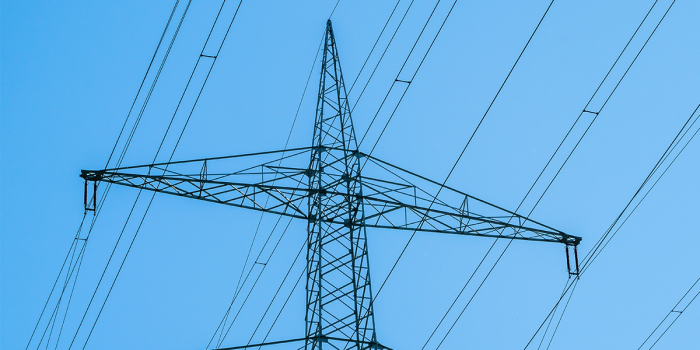 Elnät med blå himmel i bakgrunden.