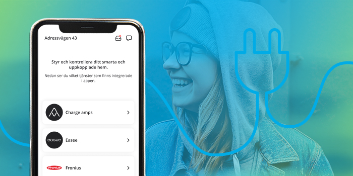 En glad tjej med huvtröja och en mobil som visar styrningsfunktionen i vår app.
