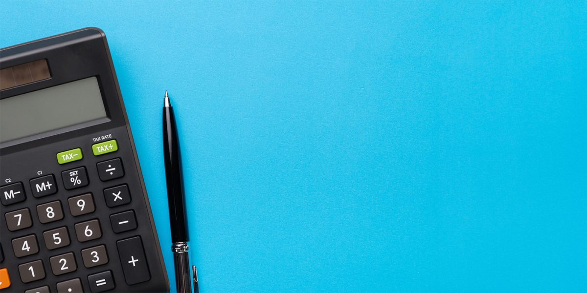 Miniräknare och penna.