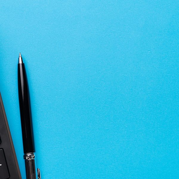 Miniräknare och penna.