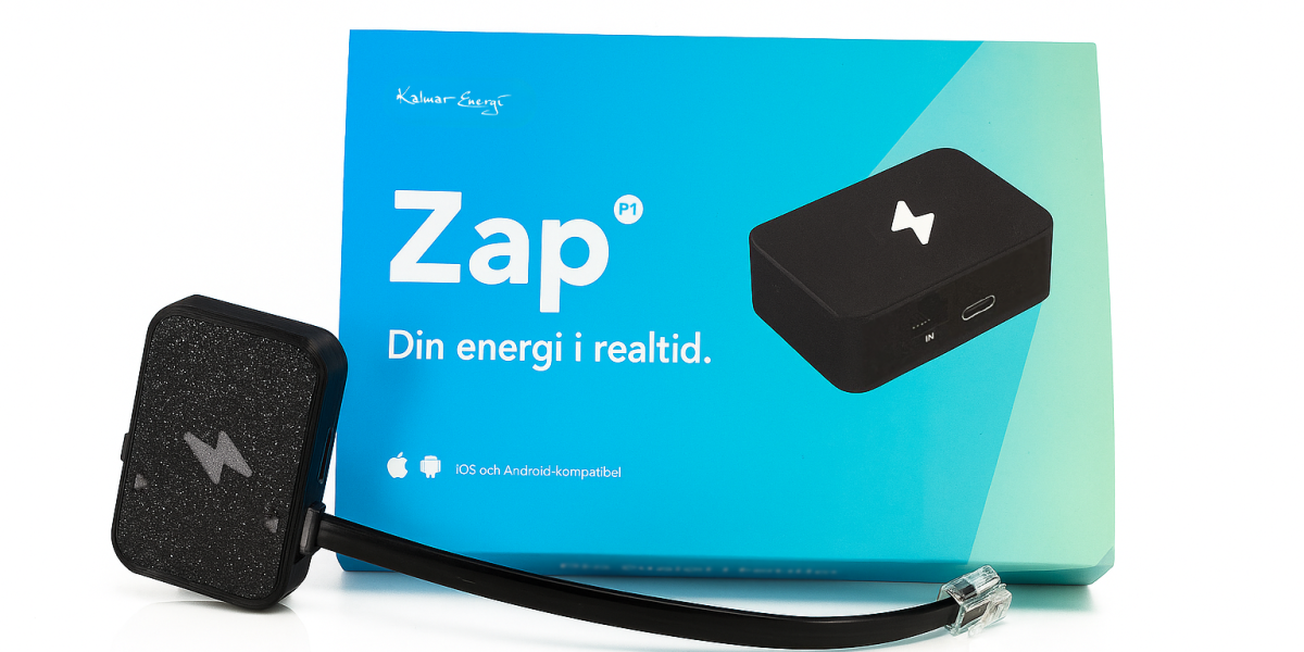 En svart realtidsmätare med blixtsymbol och kabel ligger framför en blågrön kartong med texten ”Zap – Din energi i realtid”. Kartongen visar en bild på produkten.