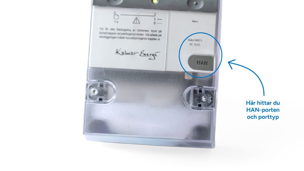 Studiobild på en elmätare av märket Aidon med Kalmar Energis logotyp och blå cirkel runt en anslutningspunkt som förklarar var man hittar HAN-porten.