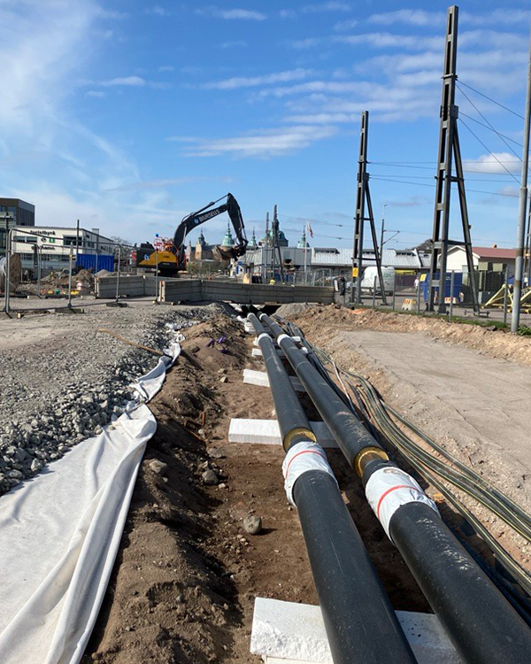 Fjärrvärmeledningar under arbetet på Ölandskajen på Kvarnholmen.