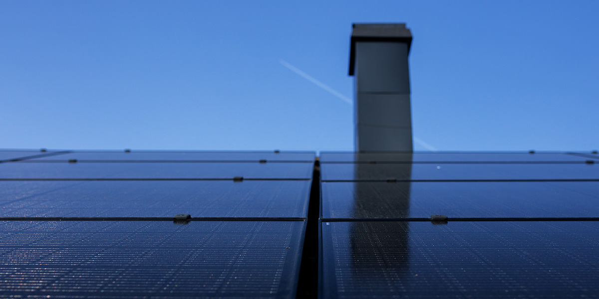 Ett villatak med installerade solceller.