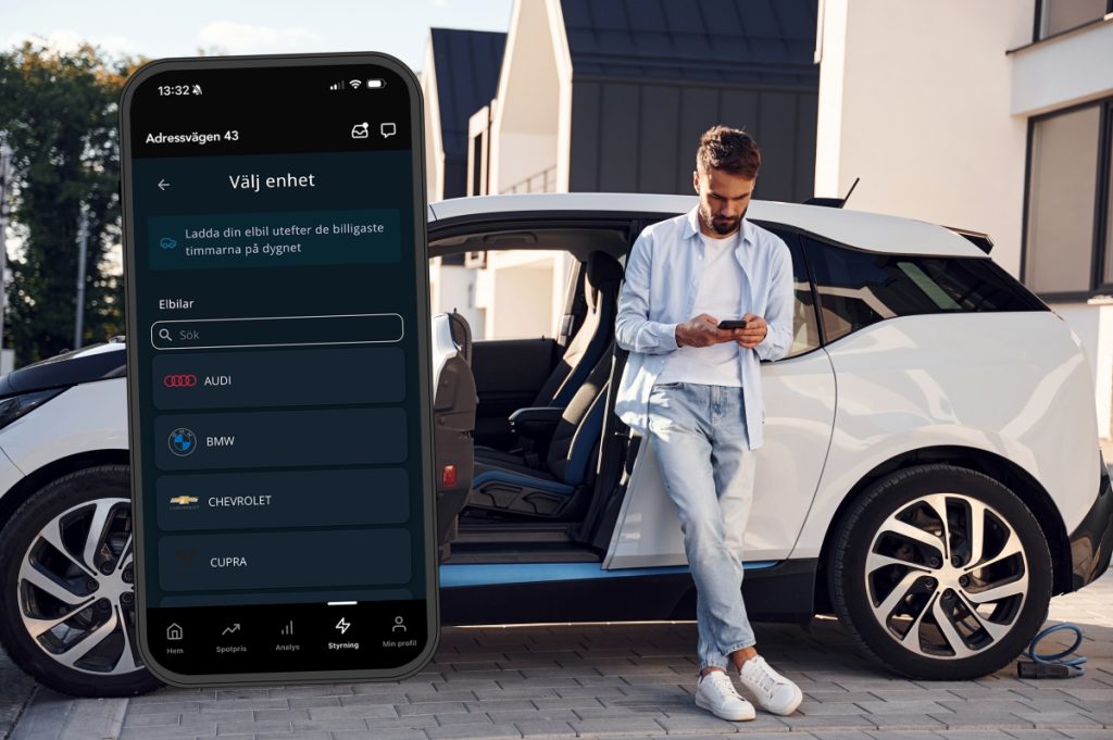 Vit elbil med öppna dörrar står parkerad vid moderna hus. En person håller i en mobil som visar Kalmar Energis appvy för att lägga till elbil för smart laddning, med bilmodeller som Audi, BMW, Chevrolet och Cupra.