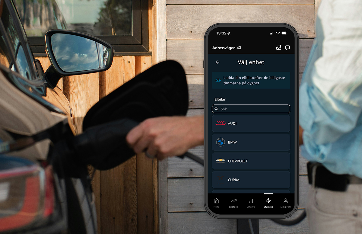 Elbil som laddas vid bostad, med mobil som visar Kalmar Energis app för styrning och smart laddning.