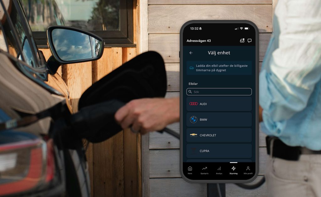 Elbil som laddas vid bostad, med mobil som visar Kalmar Energis app för styrning och smart laddning.”
