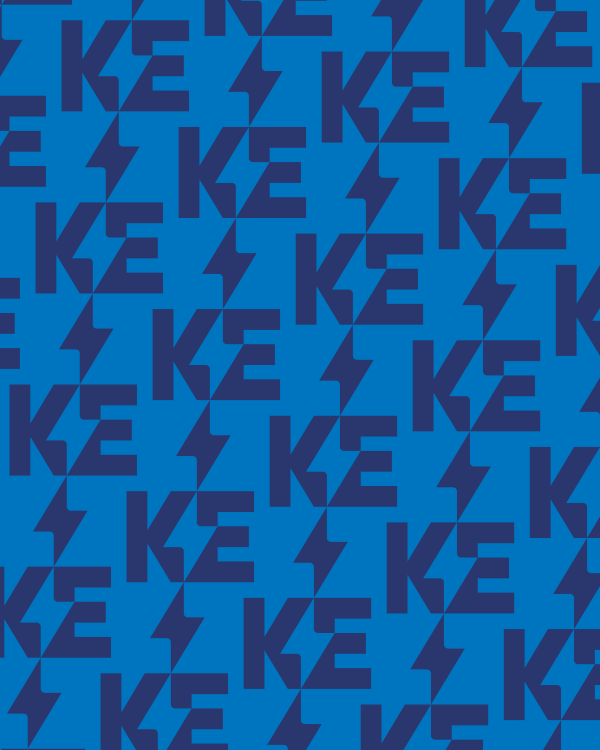Ett mönster som bildas av Kalmar Energis symbol. Symbolen består av ett K och ett E. I det negativa utrymmet mellan bokstäverna bildas en blixt.